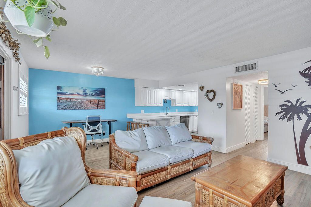 For Sale: $235,000 (1 beds, 1 baths, 680 Square Feet)