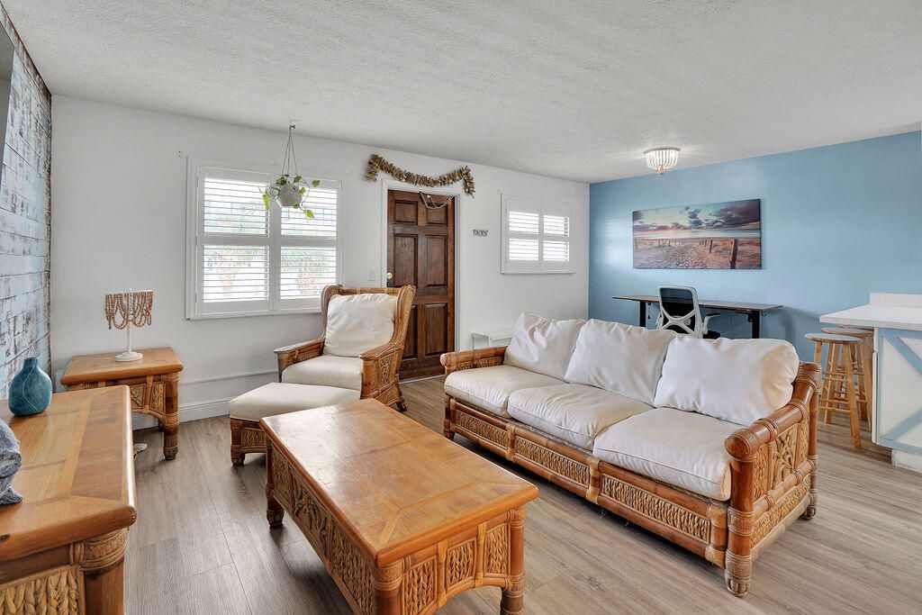 For Sale: $235,000 (1 beds, 1 baths, 680 Square Feet)