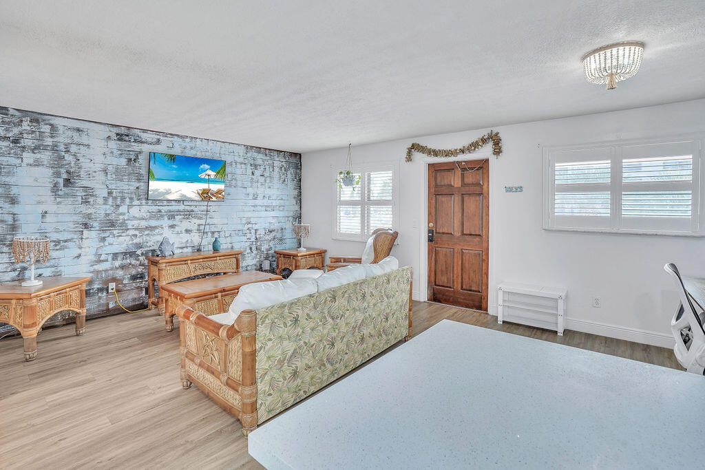 For Sale: $235,000 (1 beds, 1 baths, 680 Square Feet)