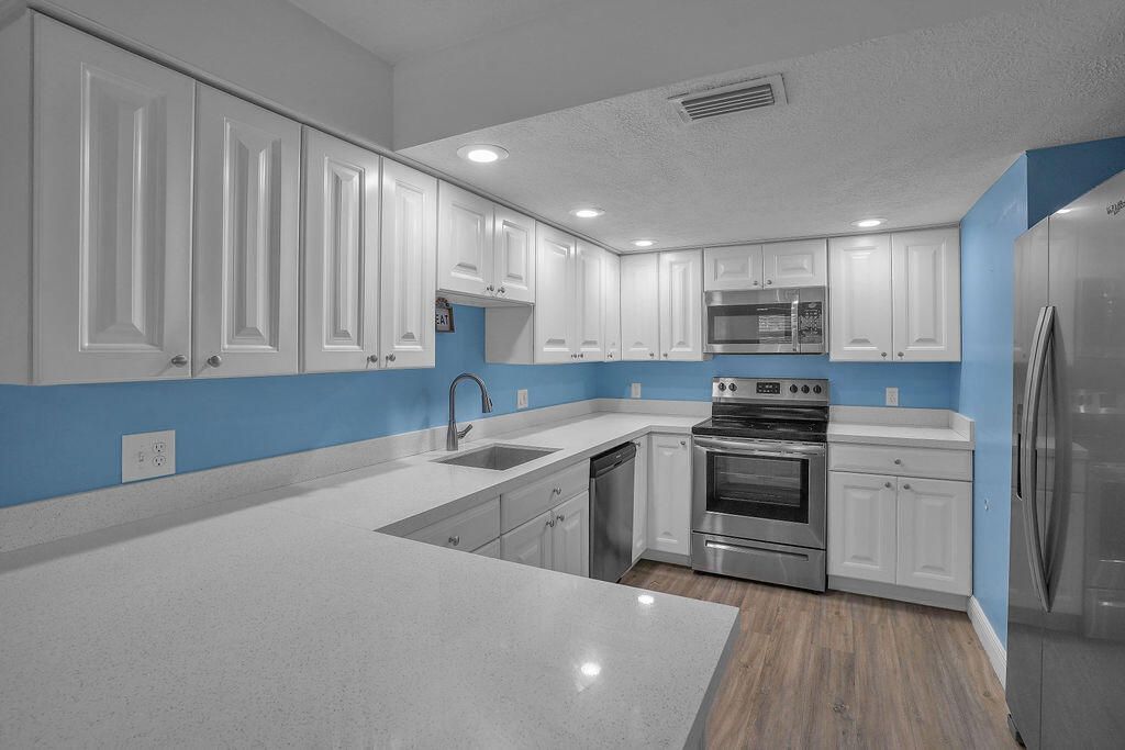 For Sale: $235,000 (1 beds, 1 baths, 680 Square Feet)