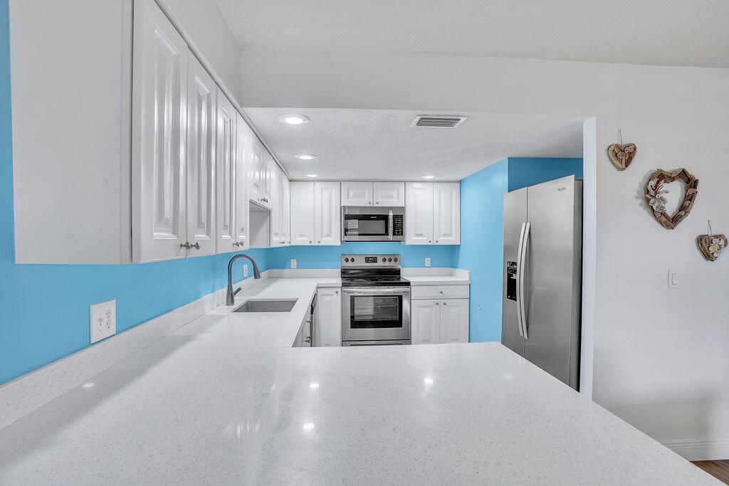 For Sale: $235,000 (1 beds, 1 baths, 680 Square Feet)