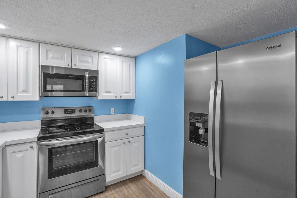 For Sale: $235,000 (1 beds, 1 baths, 680 Square Feet)