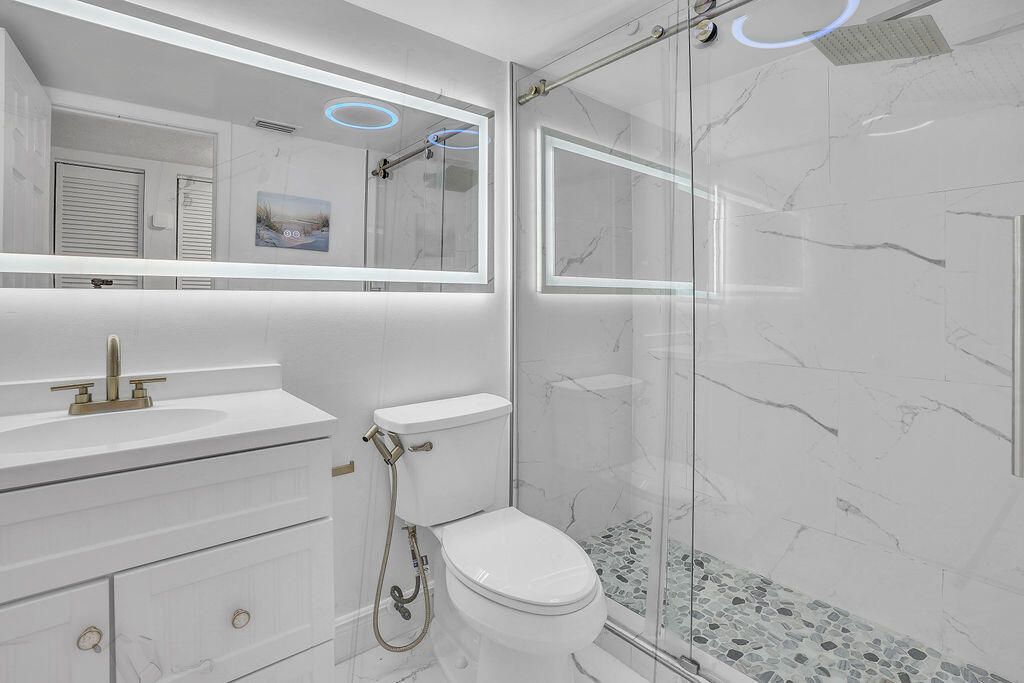 For Sale: $235,000 (1 beds, 1 baths, 680 Square Feet)