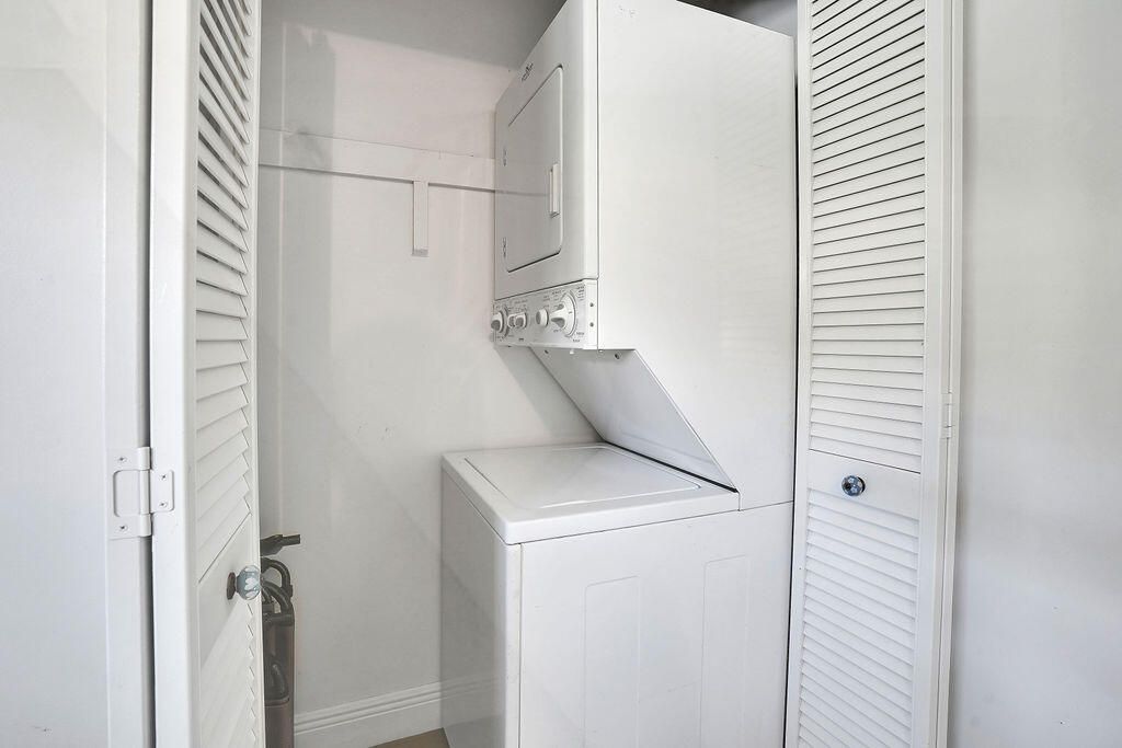 For Sale: $235,000 (1 beds, 1 baths, 680 Square Feet)