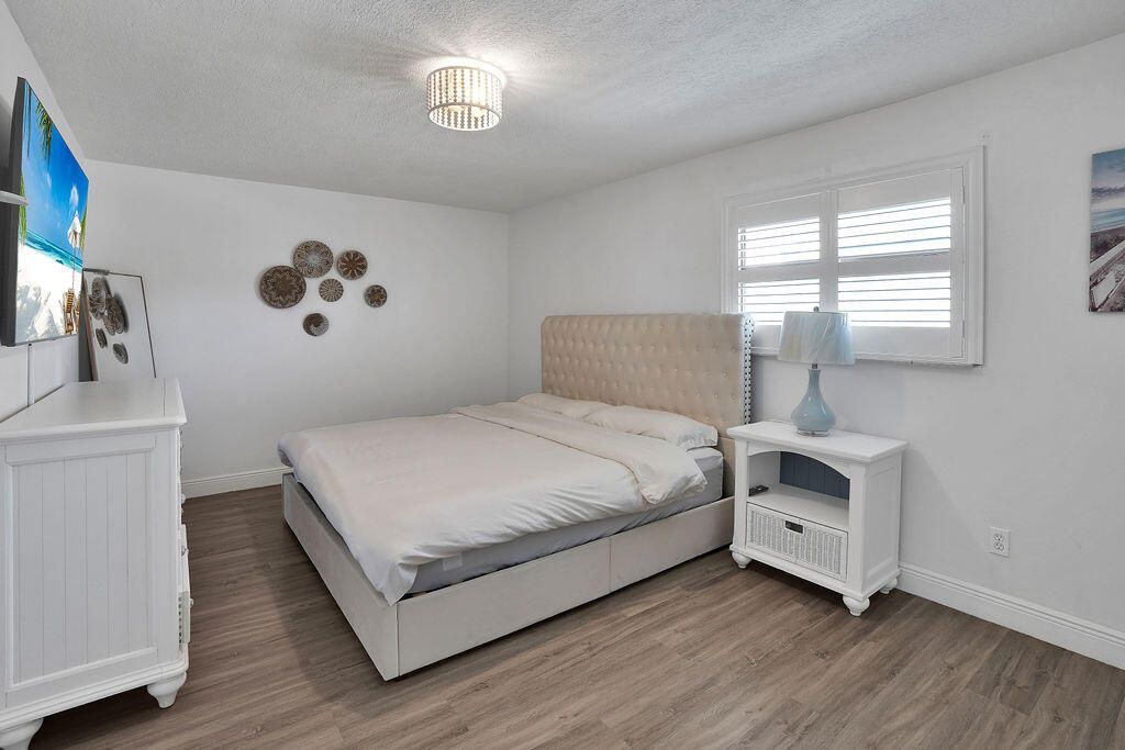 For Sale: $235,000 (1 beds, 1 baths, 680 Square Feet)