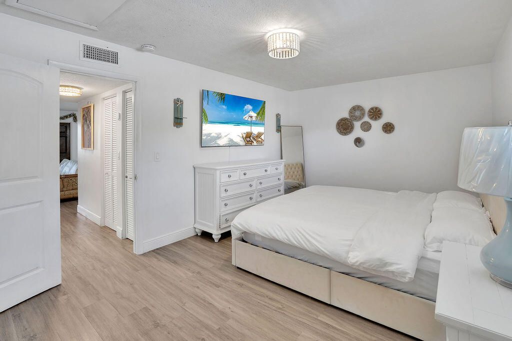 For Sale: $235,000 (1 beds, 1 baths, 680 Square Feet)