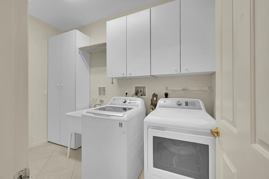 For Sale: $449,000 (3 beds, 2 baths, 1904 Square Feet)