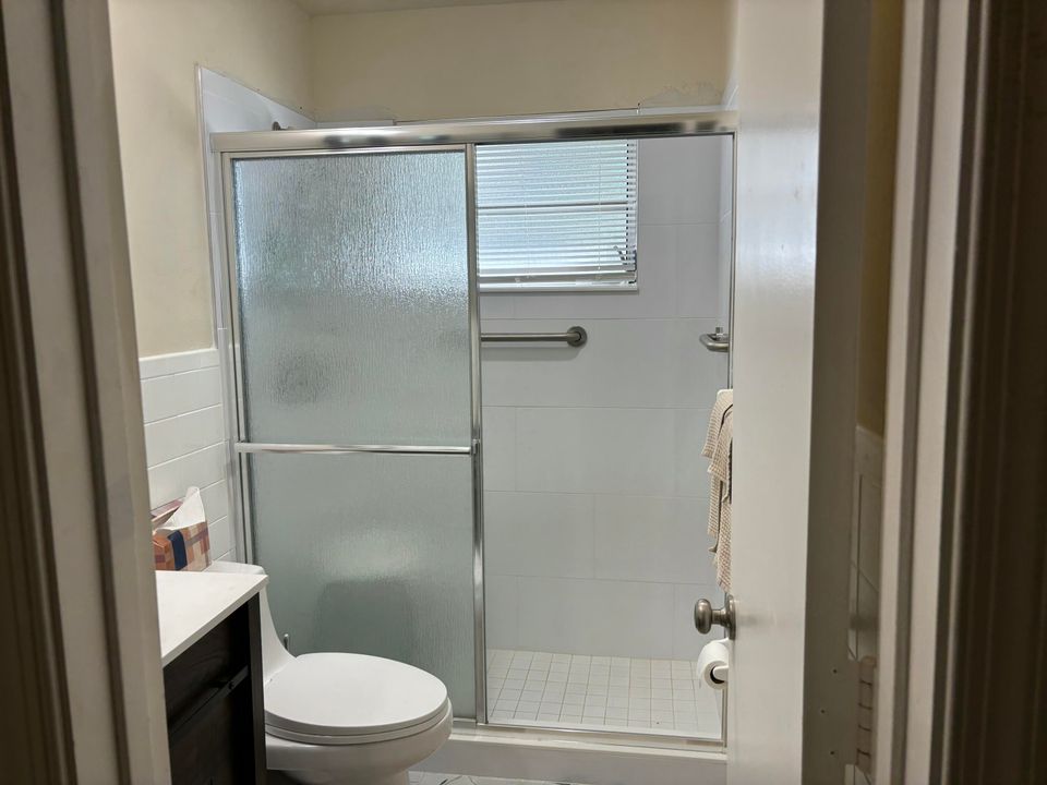 待售: $259,900 (2 贝兹, 1 浴室, 825 平方英尺)