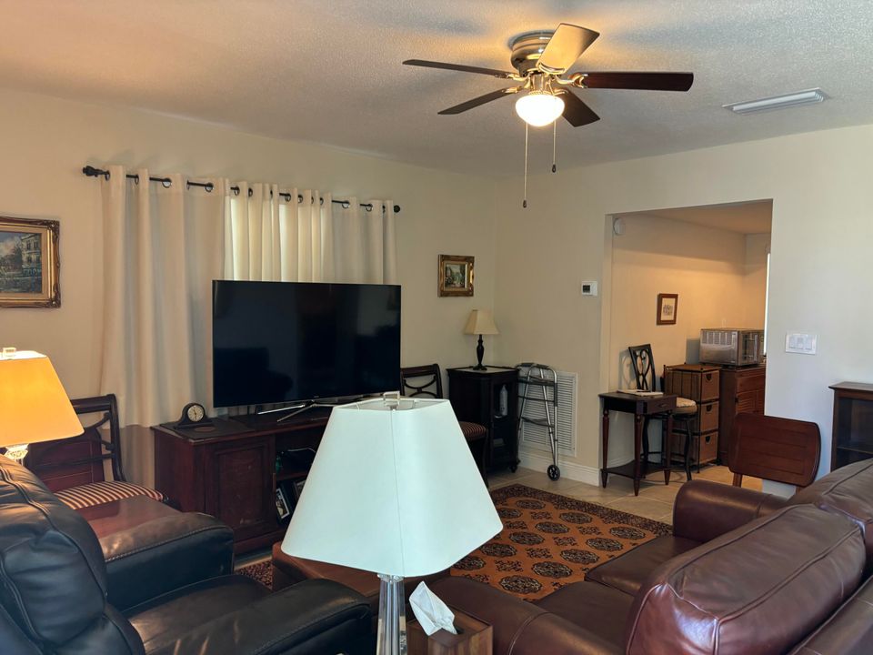 待售: $259,900 (2 贝兹, 1 浴室, 825 平方英尺)