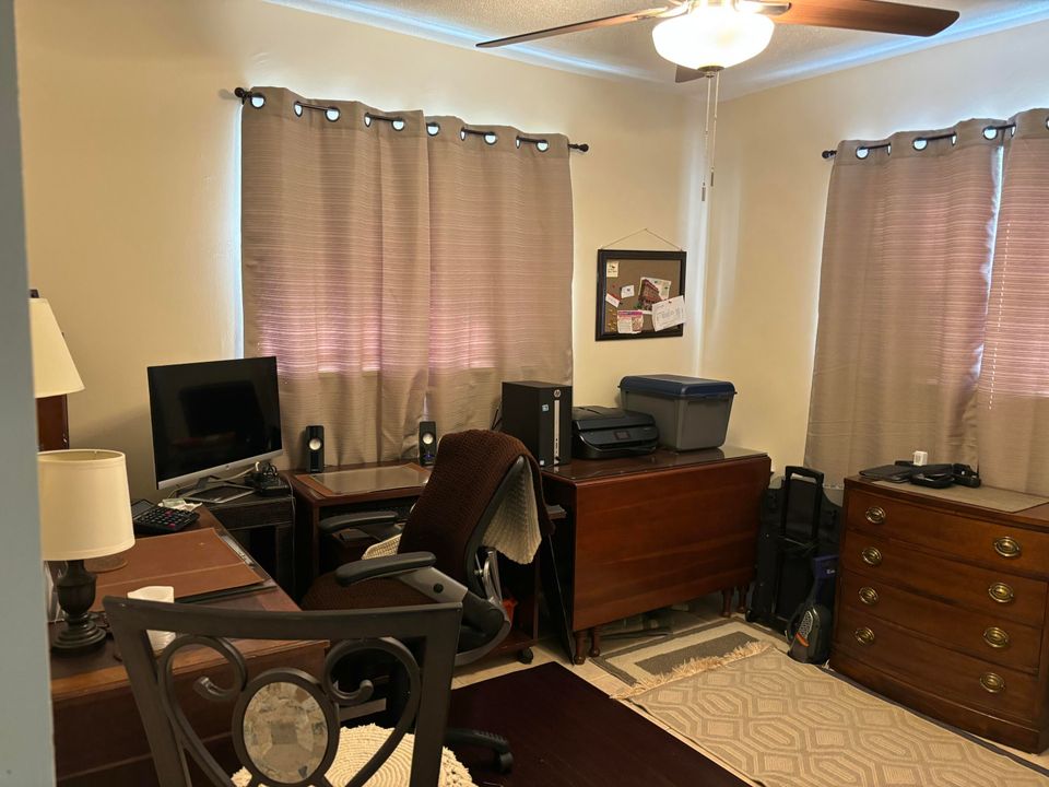 待售: $259,900 (2 贝兹, 1 浴室, 825 平方英尺)