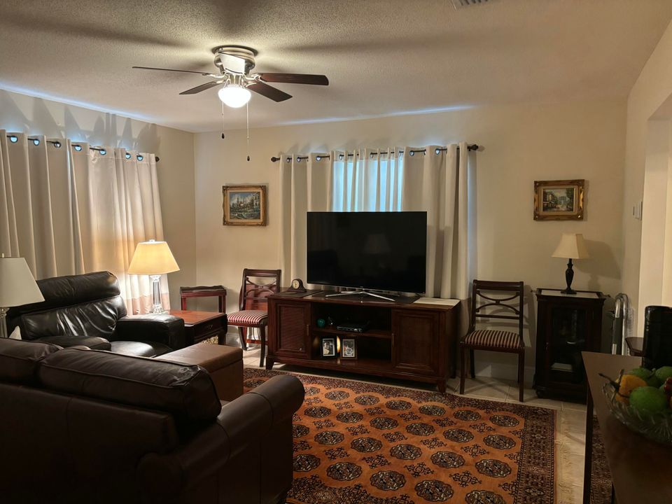 待售: $259,900 (2 贝兹, 1 浴室, 825 平方英尺)