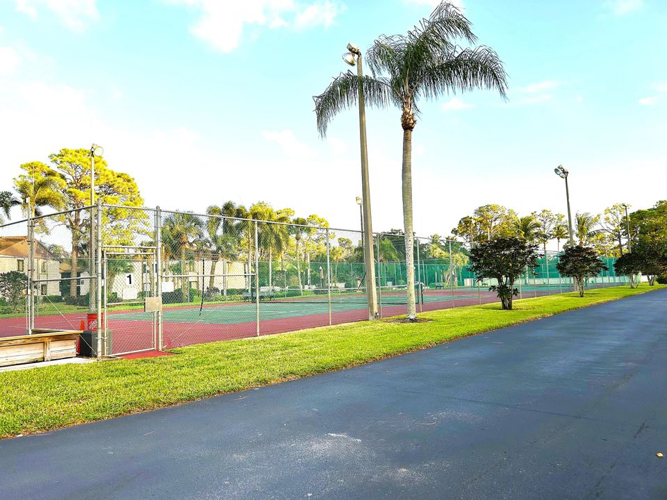 На продажу: $174,900 (2 спален, 2 ванн, 937 Квадратных фут)