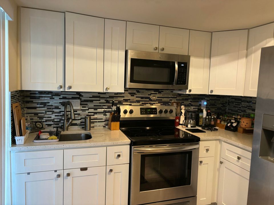 待售: $259,900 (2 贝兹, 1 浴室, 825 平方英尺)