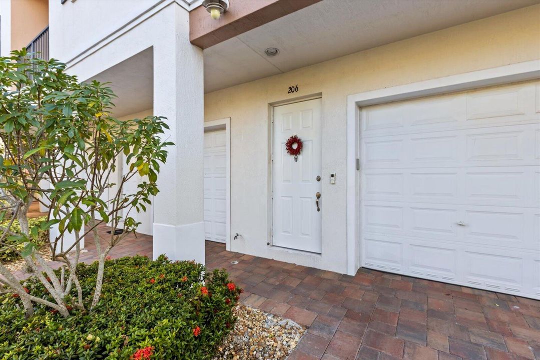 For Sale: $280,000 (2 beds, 2 baths, 1209 Square Feet)