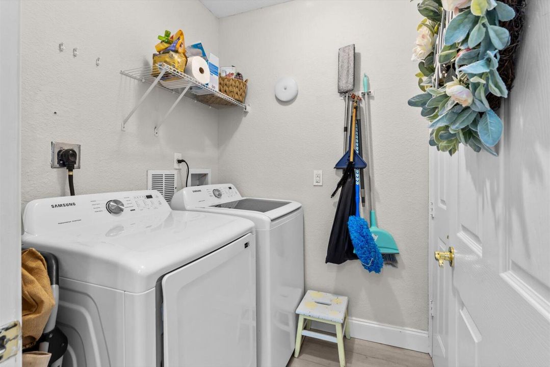 For Sale: $280,000 (2 beds, 2 baths, 1209 Square Feet)