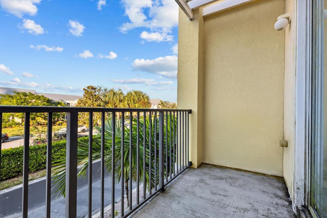 For Sale: $280,000 (2 beds, 2 baths, 1209 Square Feet)