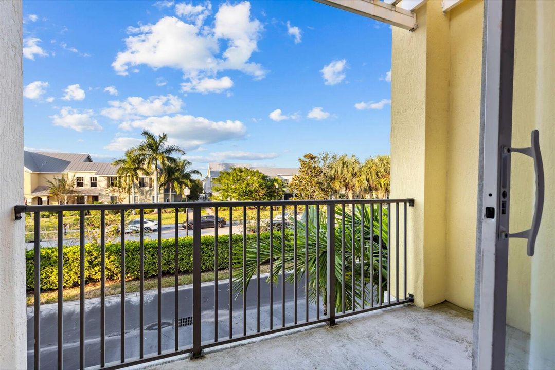 For Sale: $280,000 (2 beds, 2 baths, 1209 Square Feet)