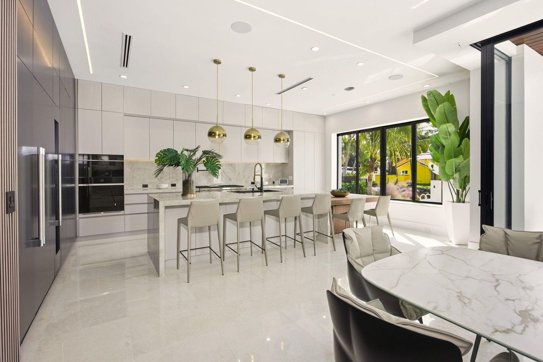 For Sale: $6,999,000 (5 beds, 6 baths, 5000 Square Feet)