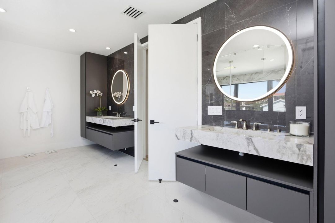 For Sale: $6,999,000 (5 beds, 6 baths, 5000 Square Feet)