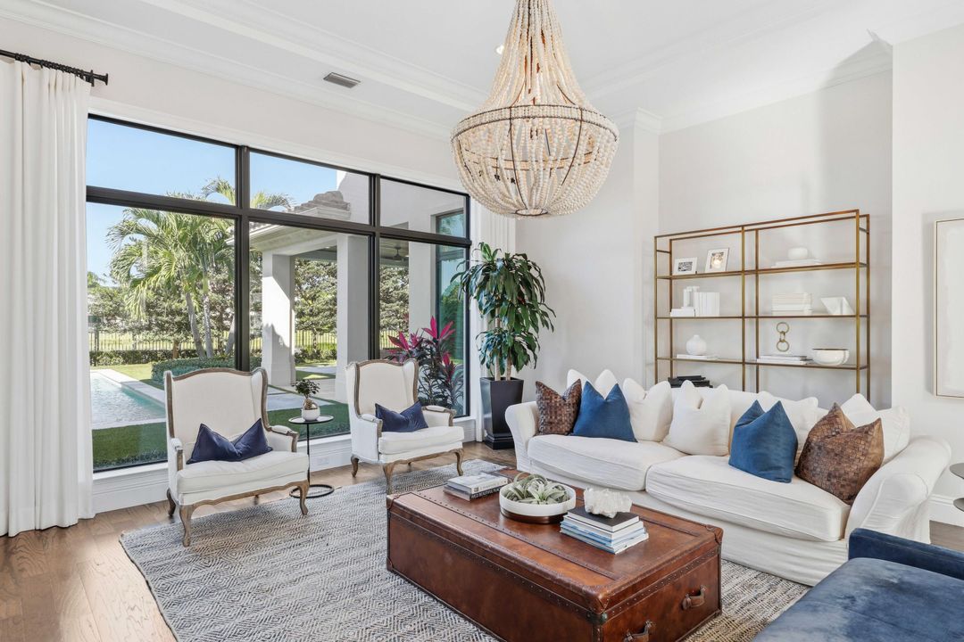 Под контрактом: $3,595,000 (5 спален, 5 ванн, 5350 Квадратных фут)