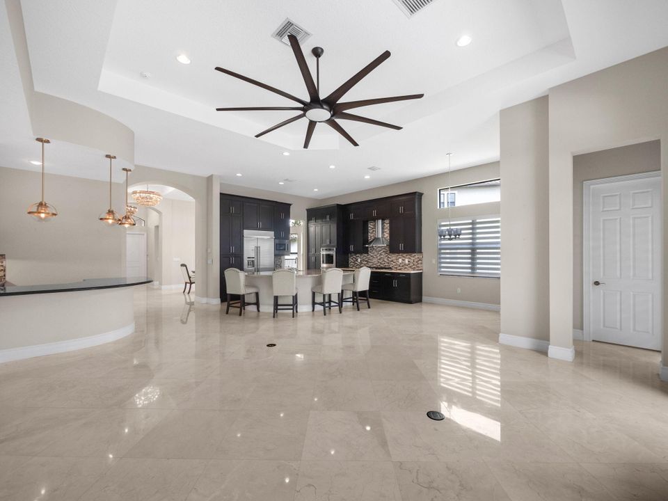 出租: $10,500 (4 贝兹, 3 浴室, 3057 平方英尺)