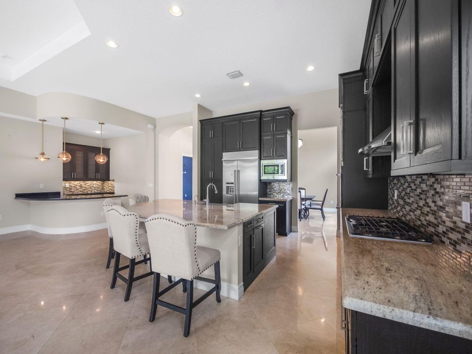 出租: $10,500 (4 贝兹, 3 浴室, 3057 平方英尺)