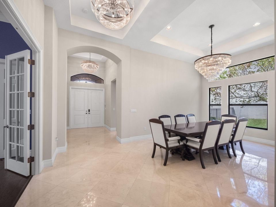 出租: $10,500 (4 贝兹, 3 浴室, 3057 平方英尺)