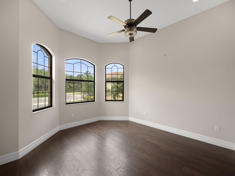 出租: $10,500 (4 贝兹, 3 浴室, 3057 平方英尺)