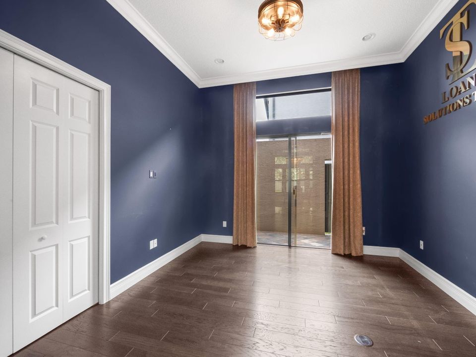 出租: $10,500 (4 贝兹, 3 浴室, 3057 平方英尺)