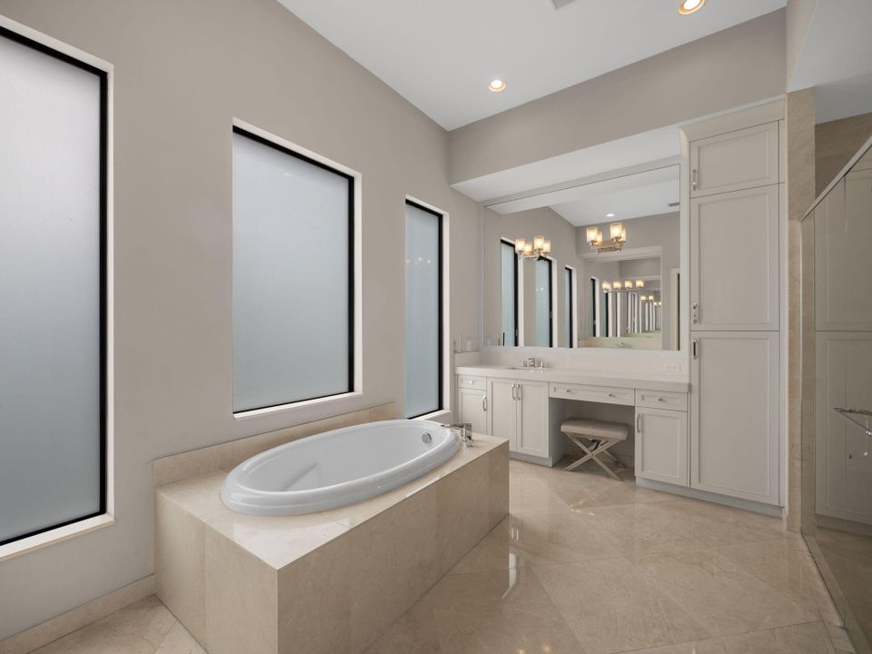 出租: $10,500 (4 贝兹, 3 浴室, 3057 平方英尺)