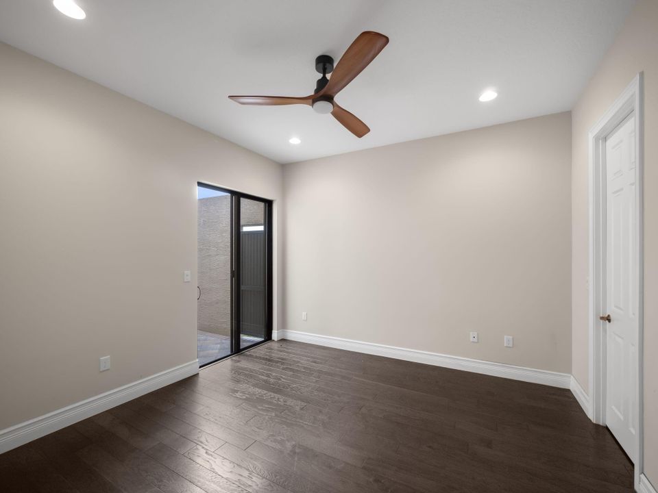 出租: $10,500 (4 贝兹, 3 浴室, 3057 平方英尺)