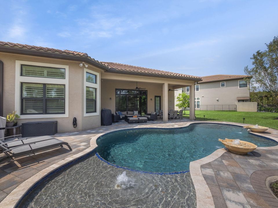 出租: $10,500 (4 贝兹, 3 浴室, 3057 平方英尺)