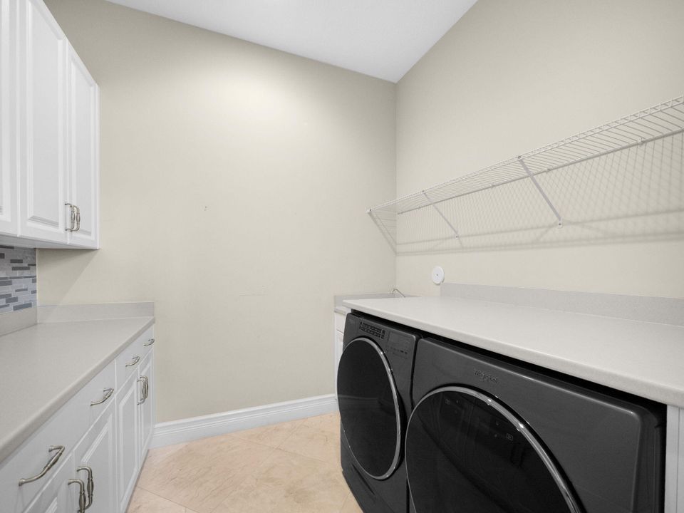 出租: $10,500 (4 贝兹, 3 浴室, 3057 平方英尺)