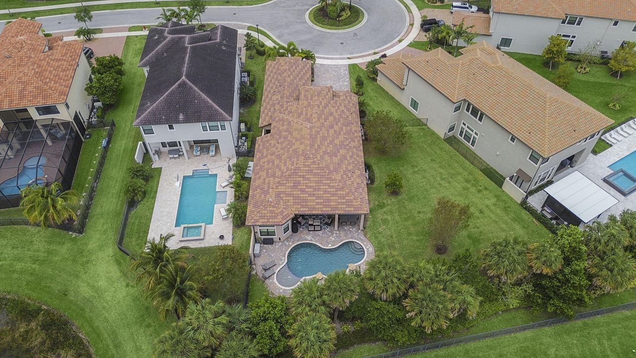 出租: $10,500 (4 贝兹, 3 浴室, 3057 平方英尺)