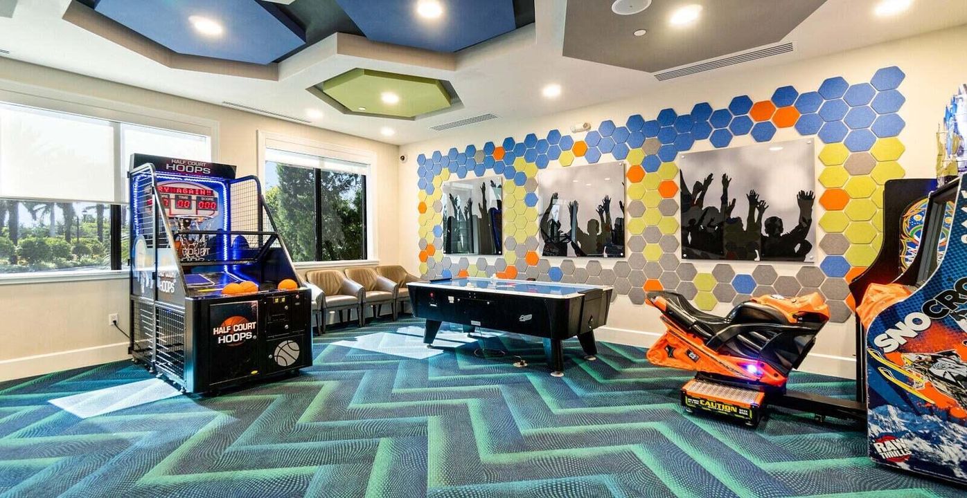 出租: $10,500 (4 贝兹, 3 浴室, 3057 平方英尺)