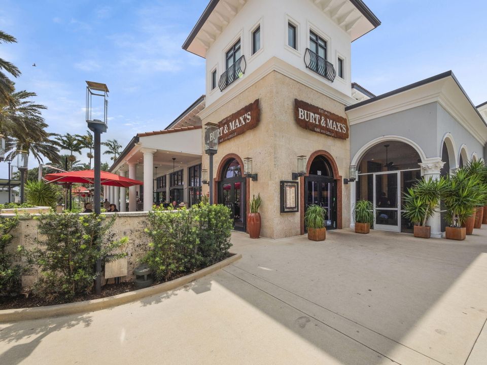 出租: $10,500 (4 贝兹, 3 浴室, 3057 平方英尺)