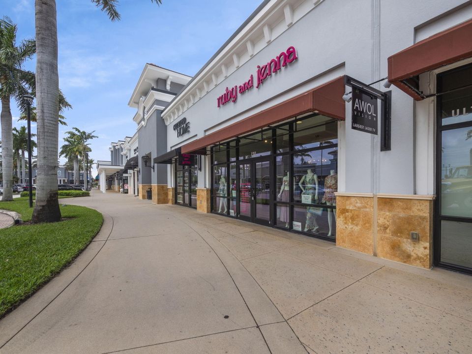 出租: $10,500 (4 贝兹, 3 浴室, 3057 平方英尺)