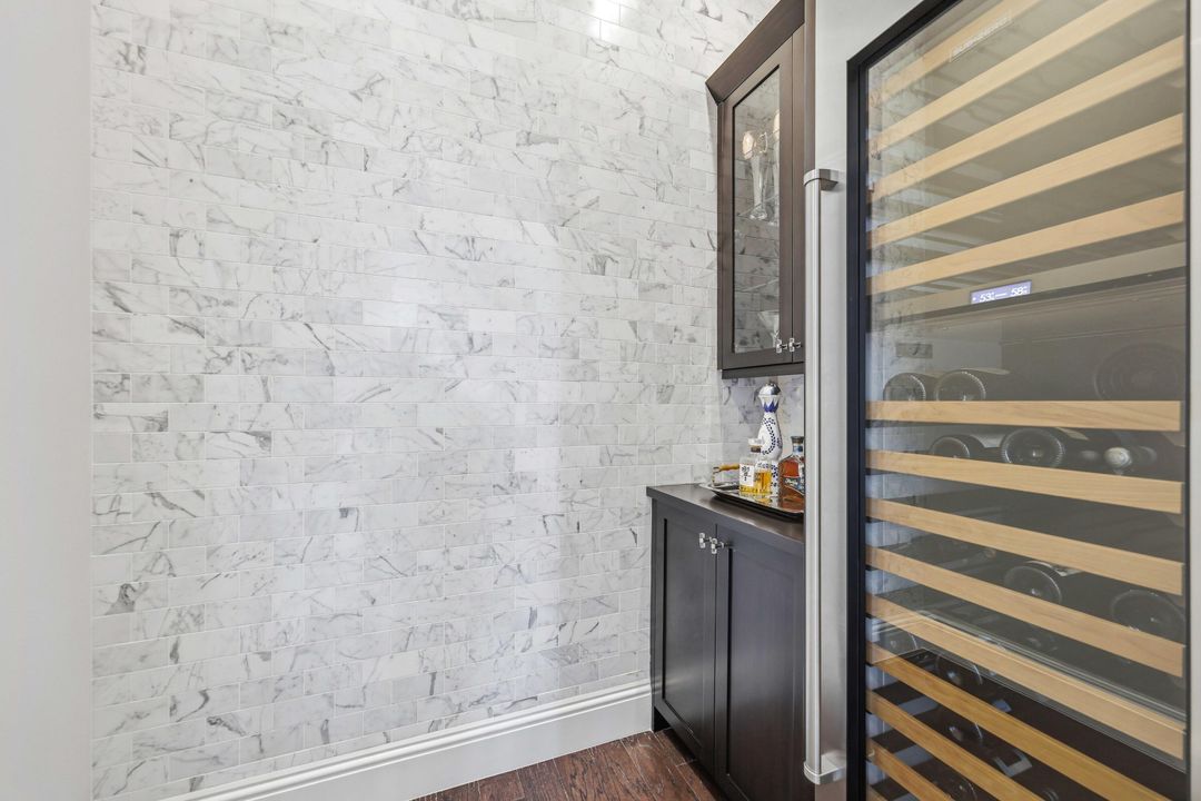 Под контрактом: $3,595,000 (5 спален, 5 ванн, 5350 Квадратных фут)