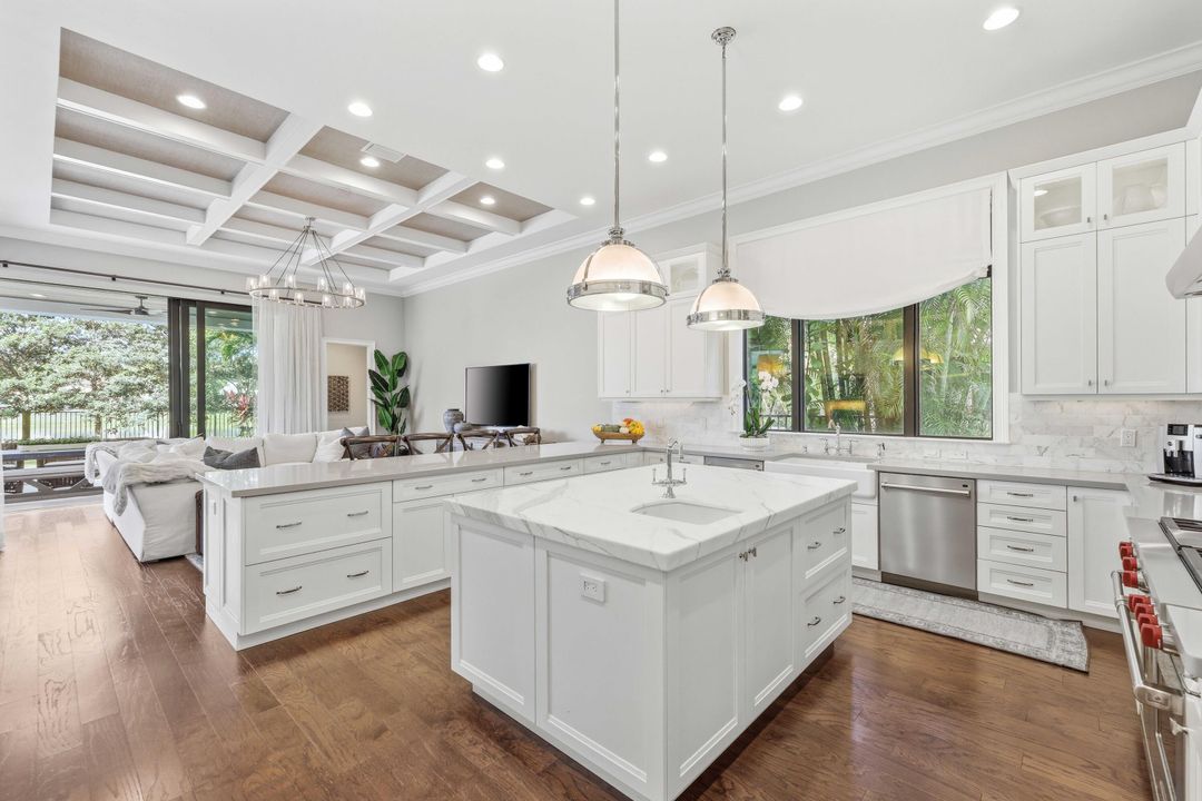 Под контрактом: $3,595,000 (5 спален, 5 ванн, 5350 Квадратных фут)