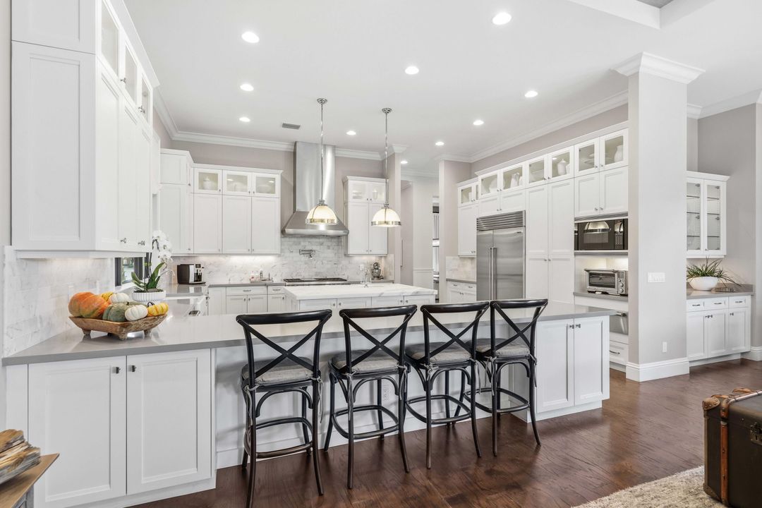 Под контрактом: $3,595,000 (5 спален, 5 ванн, 5350 Квадратных фут)