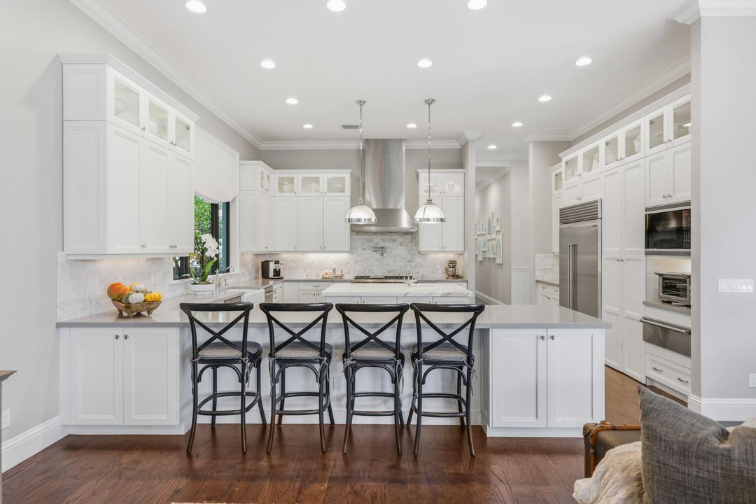 Под контрактом: $3,595,000 (5 спален, 5 ванн, 5350 Квадратных фут)