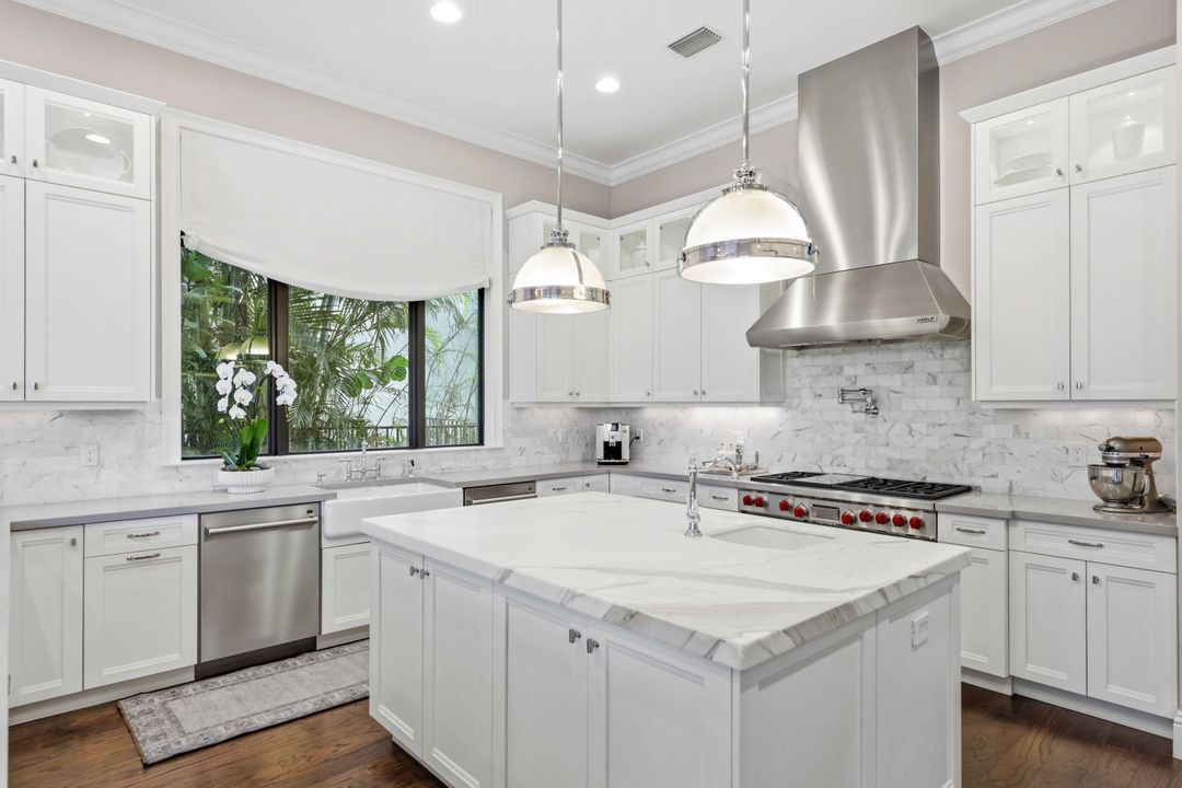 Под контрактом: $3,595,000 (5 спален, 5 ванн, 5350 Квадратных фут)