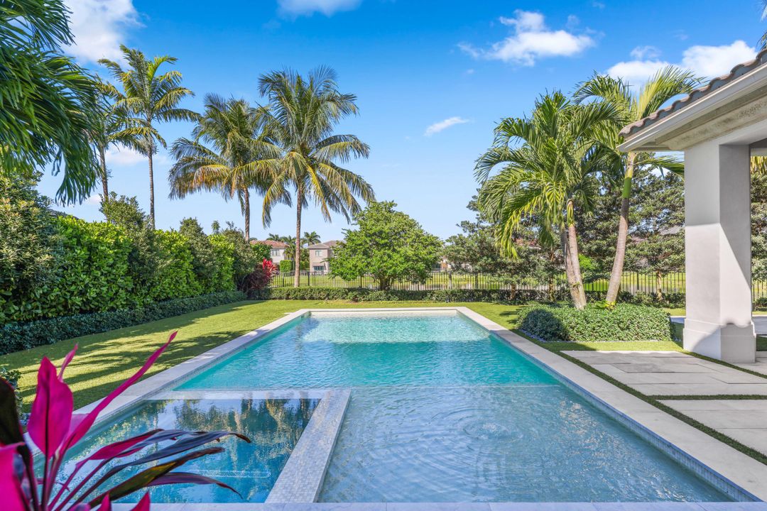 Под контрактом: $3,595,000 (5 спален, 5 ванн, 5350 Квадратных фут)