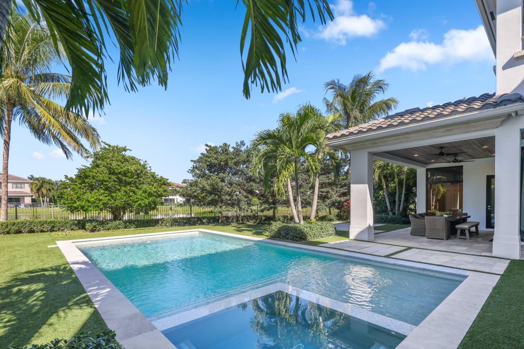 Под контрактом: $3,595,000 (5 спален, 5 ванн, 5350 Квадратных фут)