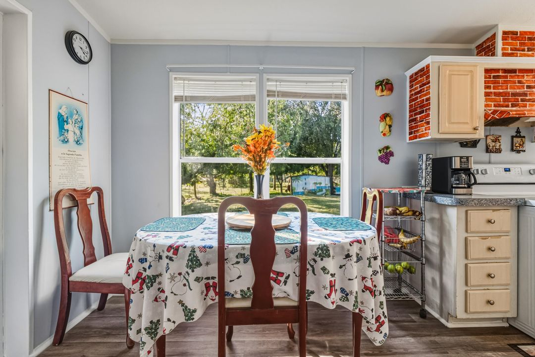 For Sale: $265,000 (3 beds, 2 baths, 1296 Square Feet)