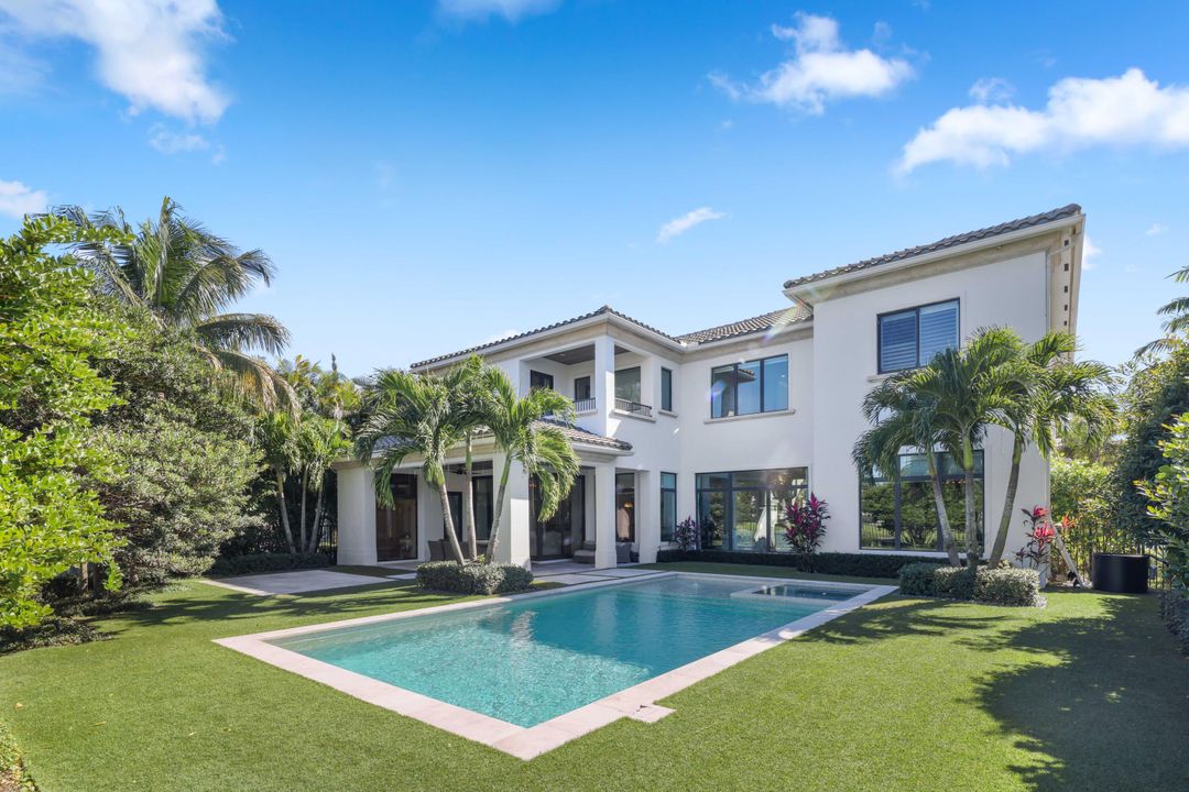 Под контрактом: $3,595,000 (5 спален, 5 ванн, 5350 Квадратных фут)