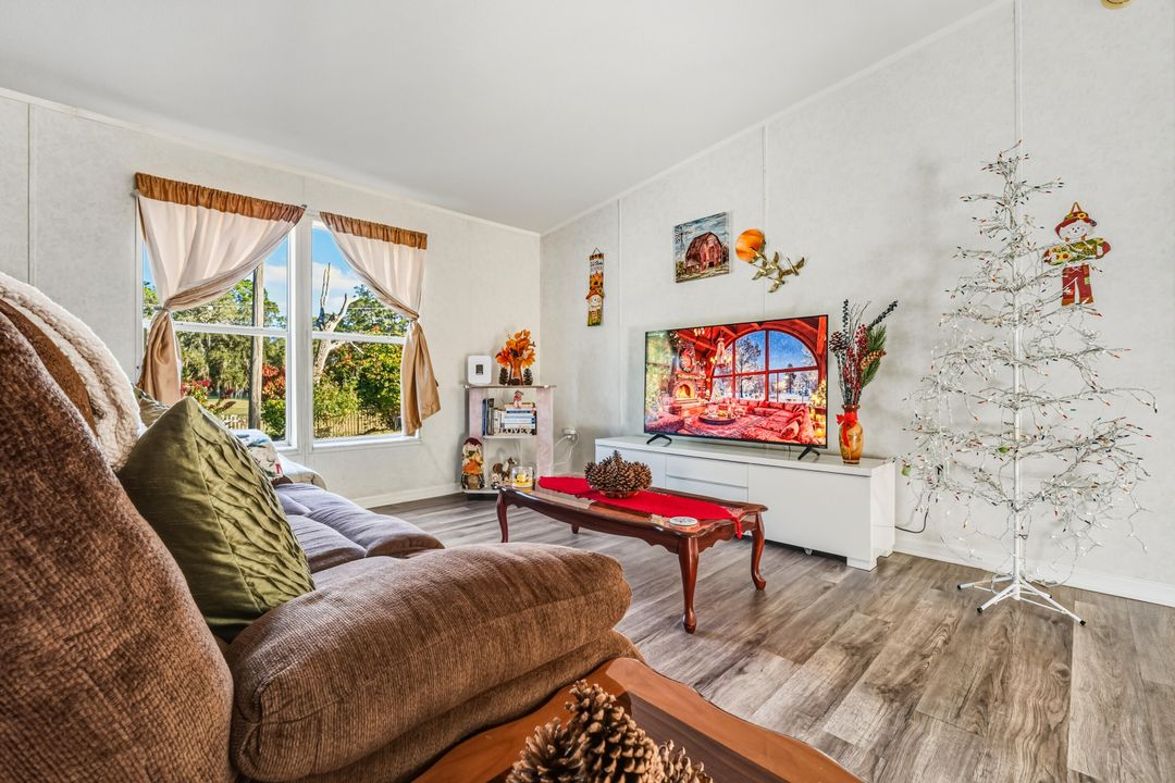 For Sale: $265,000 (3 beds, 2 baths, 1296 Square Feet)