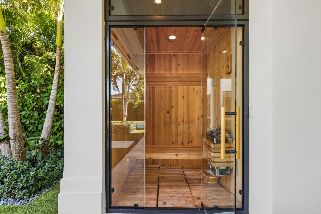 Под контрактом: $3,595,000 (5 спален, 5 ванн, 5350 Квадратных фут)