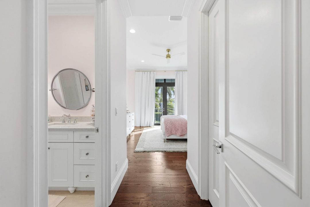 Под контрактом: $3,595,000 (5 спален, 5 ванн, 5350 Квадратных фут)