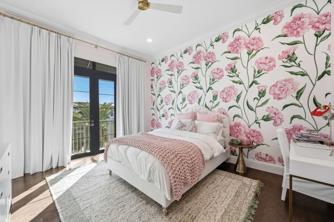 Под контрактом: $3,595,000 (5 спален, 5 ванн, 5350 Квадратных фут)